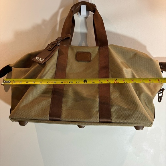 TUMI Large Overnight Bag With Black Shoulder Strap Lined Interior Pocket - Picture 2 of 16